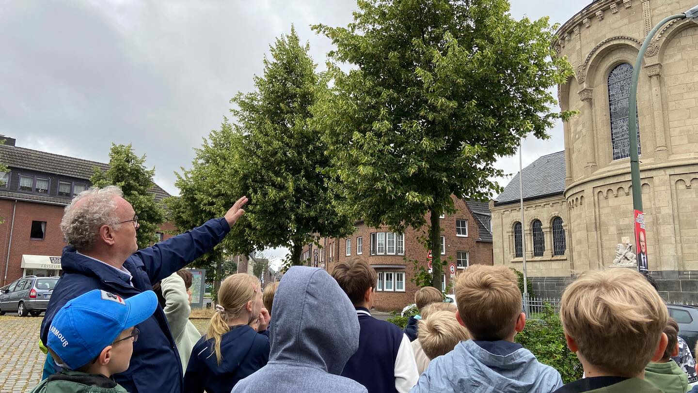 Grundschüler betrachten historische Dokumente im Hammer Dorfarchiv